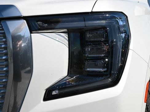 Used 2021 GMC Yukon XL Denali w/ Denali Premium Package AWD/4WD image 6