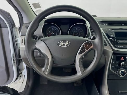 Used 2015 Hyundai Elantra SE image 12