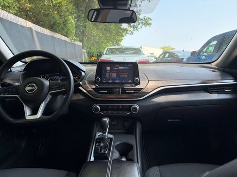 Used 2025 Nissan Altima 2.5 SV FWD image 33