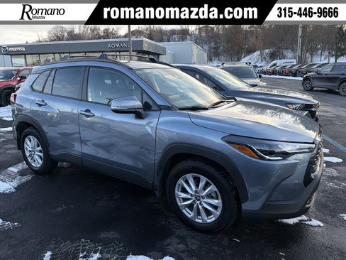 Used 2024 Toyota Corolla Cross LE image 1