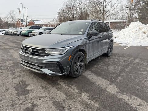 Used 2023 Volkswagen Tiguan SE R-Line image 3
