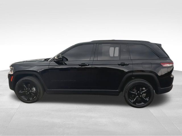 Used 2024 Jeep Grand Cherokee Limited w/ Black Appearance Package AWD/4WD image 5