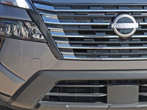 Used 2024 Nissan Rogue SV FWD image 9