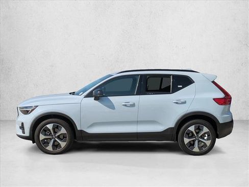 Used 2024 Volvo XC40 B5 Plus AWD/4WD image 8
