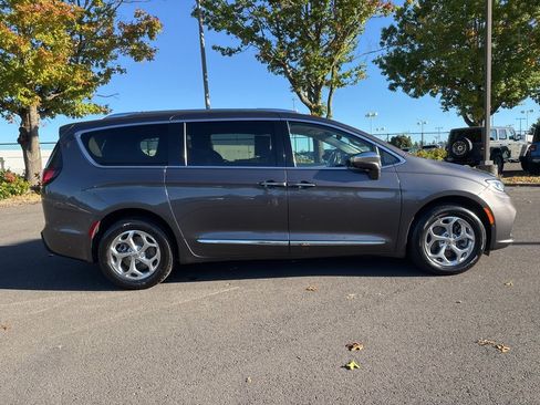 Used 2021 Chrysler Pacifica Limited w/ Premium & Safety Sphere Group image 8