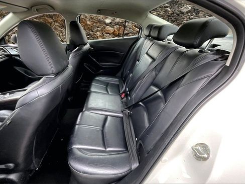 Used 2018 MAZDA MAZDA3 Touring image 24