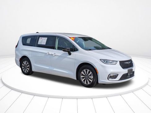 Used 2024 Chrysler Pacifica Limited FWD image 2