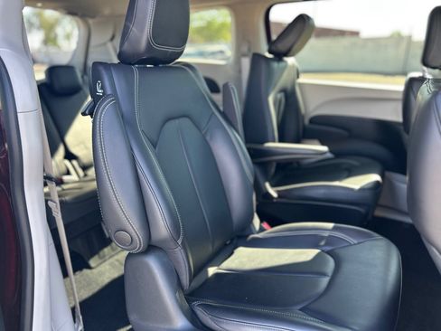 Used 2023 Chrysler Pacifica Touring-L FWD image 13