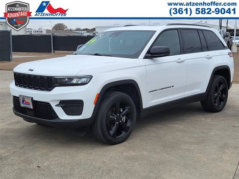 Used 2023 Jeep Grand Cherokee Altitude image 3