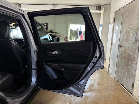 Used 2019 Jeep Cherokee Limited AWD/4WD image 25