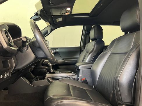 Used 2019 Toyota Tacoma TRD Sport image 5