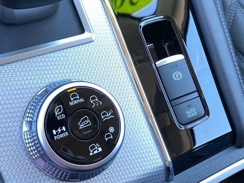 New 2025 Mitsubishi Outlander SEL image 18