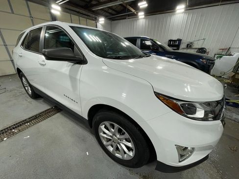 Used 2020 Chevrolet Equinox LS w/ LS Convenience Package FWD image 3