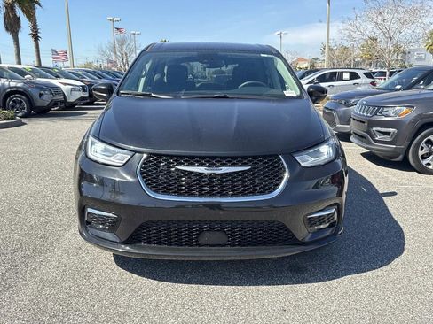 Used 2023 Chrysler Pacifica Touring-L image 9