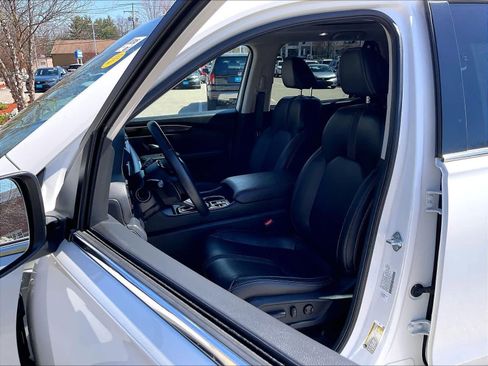Used 2025 Honda Pilot Touring image 10