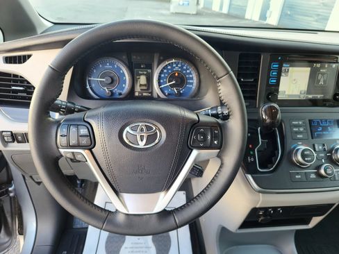 Used 2016 Toyota Sienna XLE w/ XLE Navigation Package FWD image 11