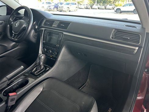 Used 2018 Volkswagen Passat 2.0T SE image 32