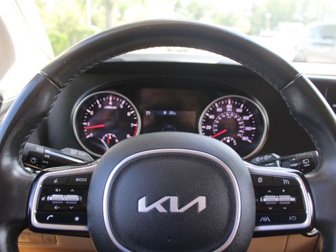 Used 2022 Kia Carnival LX FWD image 32