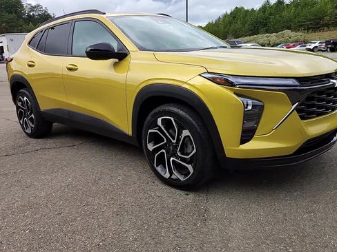 Used 2024 Chevrolet Trax RS w/ Sunroof Package image 14