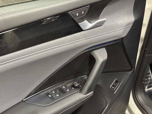 Certified 2025 Volkswagen Tiguan SE R-Line image 20