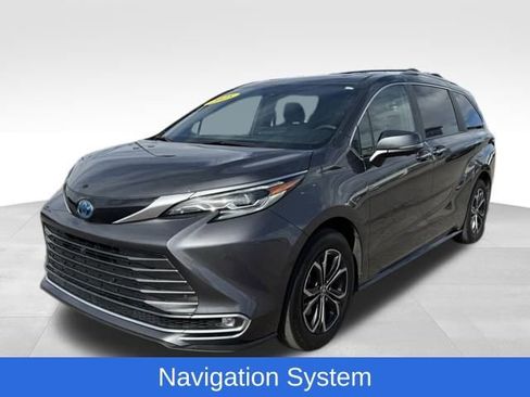 Used 2025 Toyota Sienna Platinum image 1