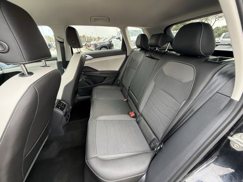 Used 2025 Volkswagen Taos SE image 28