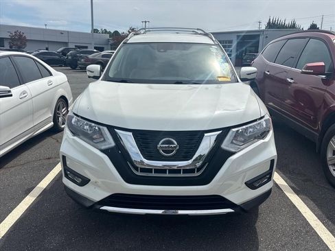Used 2019 Nissan Rogue SV w/ Premium Package FWD image 4
