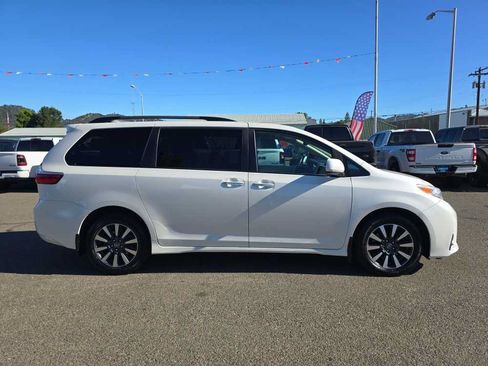 Used 2019 Toyota Sienna XLE w/ XLE Navigation Package AWD/4WD image 6