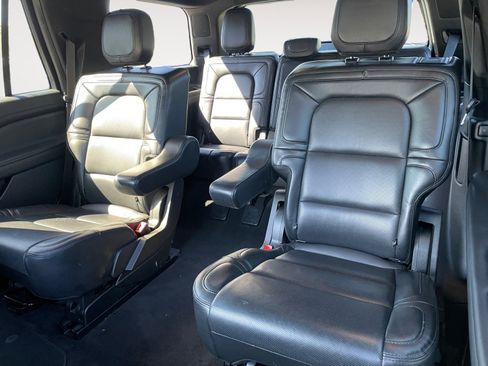 Used 2021 Lincoln Navigator Reserve image 12