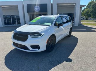 Used 2025 Chrysler Pacifica Limited FWD video 1