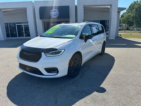 Used 2025 Chrysler Pacifica Limited FWD image 1