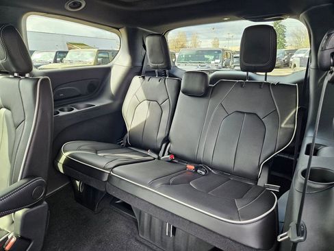 New 2026 Chrysler Pacifica Limited image 15