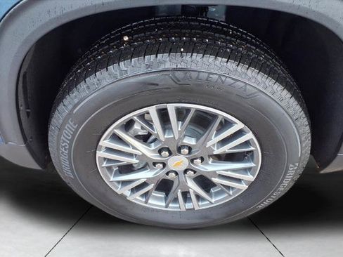 Used 2025 Chevrolet Traverse LT w/ Driver Confidence Package image 18