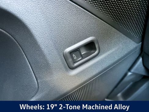 New 2025 Volkswagen Tiguan SE image 32