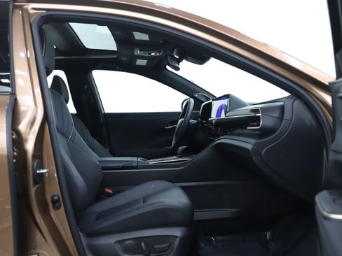 Used 2023 Toyota Crown Platinum image 11