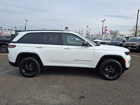 Used 2024 Jeep Grand Cherokee Altitude image 7