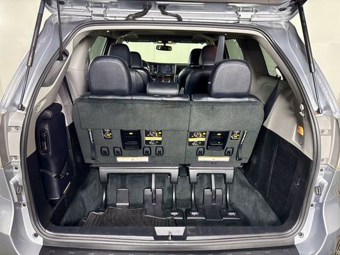 Used 2015 Toyota Sienna SE w/ SE Preferred Package FWD image 20