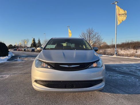 Used 2023 Chrysler Voyager LX image 2