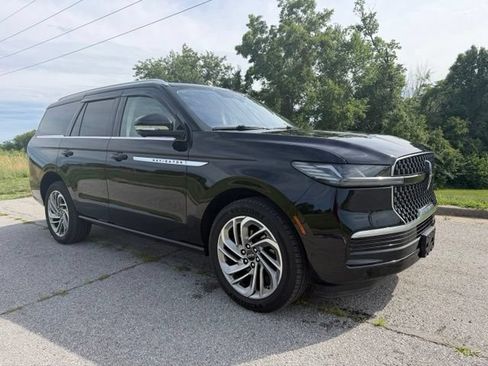 Used 2025 Lincoln Navigator Reserve AWD/4WD image 1
