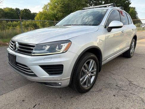 Used 2016 Volkswagen Touareg Sport AWD/4WD image 6