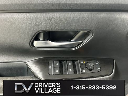 Used 2025 Nissan Kicks SV AWD/4WD image 11