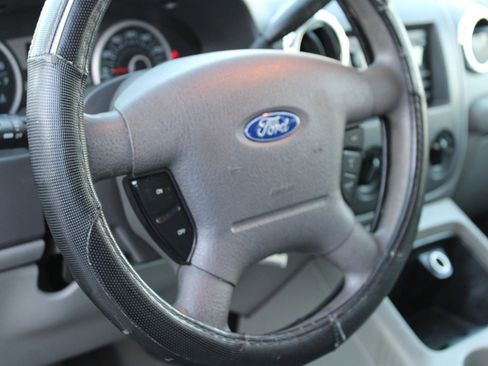 Used 2005 Ford Expedition XLT image 28