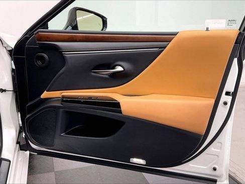 Used 2025 Lexus ES 300h w/ Premium Package image 27