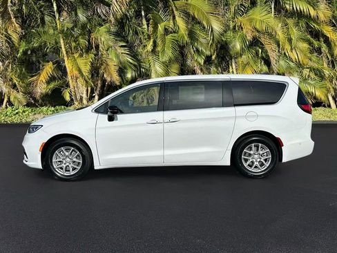 New 2025 Chrysler Pacifica Select w/ Fav Edition Package image 2