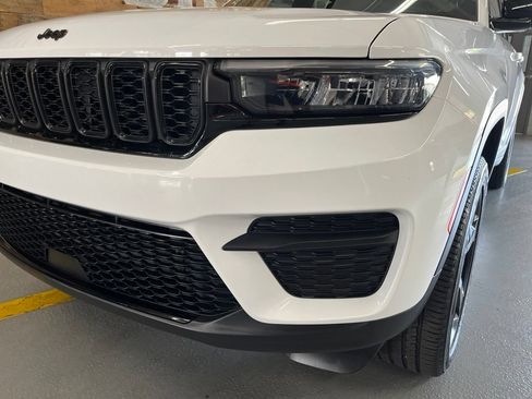 Used 2024 Jeep Grand Cherokee Altitude AWD/4WD image 10