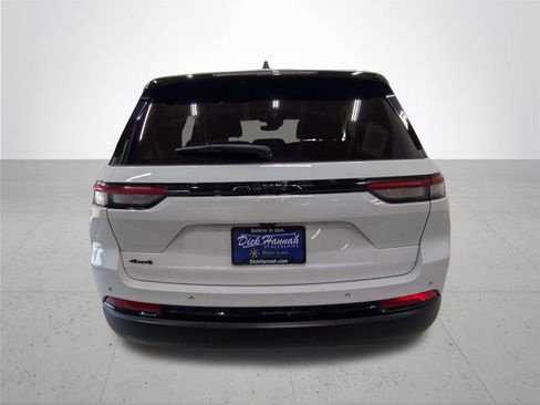 Used 2023 Jeep Grand Cherokee Altitude AWD/4WD image 13