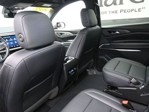 Used 2025 Chevrolet Traverse LT image 24