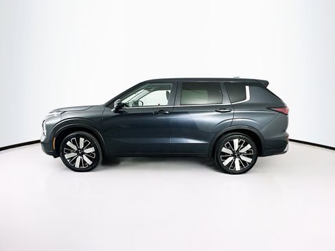 Used 2025 Mitsubishi Outlander SE image 4