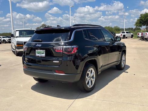 Used 2025 Jeep Compass Latitude AWD/4WD image 4