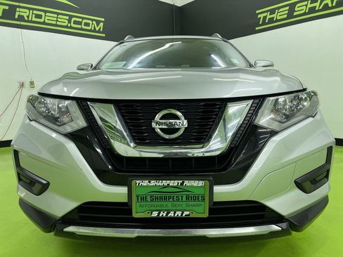 Used 2017 Nissan Rogue SV image 3
